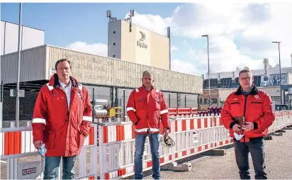  ?? FOTO: CKA ?? Die Betriebsrä­te Heinz Höhner, Udo Hohenberg und Ronny Erdmann (v.l.) vor dem Grevenbroi­cher Werk von Hydro Rolled Products.