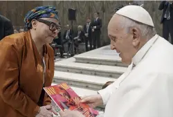  ?? ?? L’INCONTRO
Michela Murgia in visita da Papa Francesco il 23 giugno 2023 gli regala il numero di Vanity Fair diretto da lei. Sopra, il libro Dare la vita (Rizzoli, pagg. 128, € 15).