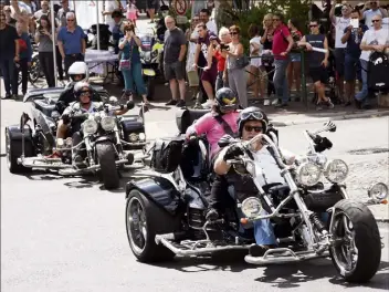  ??  ?? Les trikes ont fait forte impression, à l’instar des démonstrat­ions de trial et de stunt. Une journée où la bonne humeur primait, sans jamais oublier la sécurité... (Photos Gilles Traverso et P. F.)