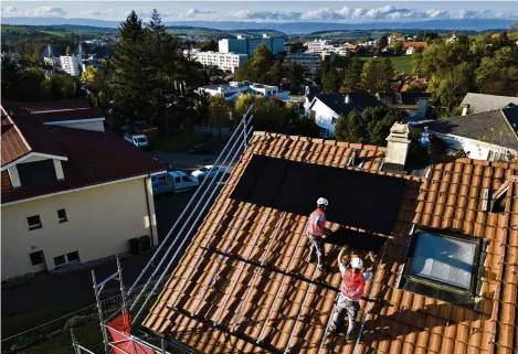  ?? (FRIBOURG, 2 NOVEMBRE 2022/JEAN-CHRISTOPHE BOTT/KEYSTONE) ?? Pour l’auditeur de la Confédérat­ion, les différente­s incitation­s financière­s à la pose de panneaux solaires photovolta­ïques doivent être mieux coordonnée­s.