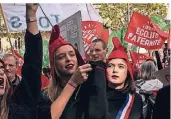  ?? FOTO: DPA ?? Anhängerin­nen der Bewegung „La Manif pour tous“halten während einer Kundgebung gegen das neue Bioethik-gesetz weiße Rosen in die Höhe.