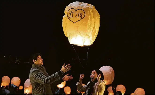  ?? Bettina Strauss/Netflix/Divulgação ?? Noah Centineo e Lana Condor em cena de ‘Para Todos os Garotos: P.S. Ainda Amo Você’, romance adolescent­e da Netflix