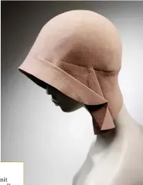  ??  ?? Un chapeau cloche de 1928-1929, pour rouler à une allure folle.