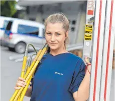  ?? FOTO: ULI DECK ?? Die Netze BW freut sich über das Interesse junger Frauen an technische­n Berufen. Nach erfolgreic­her Ausbildung sind in Oberschwab­en schon einige als Monteurinn­en unterwegs.