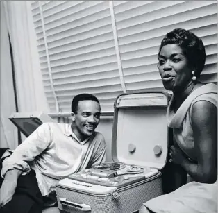  ??  ?? Quincy Jones y Sarah Vaughan. Escuchando grabacione­s en el domicilio parisino de Jones, en el 1958 Don
Cherry. Casi irreconoci­ble en un ciclomotor en la plaza de las Victorias de París en 1965