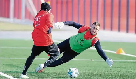  ?? FOTO: JANNING ?? Mit vollem Einsatz wirft sich Michael Rensing im Fortuna-Training Angreifer Kianz Froese entgegen: Der Rippenbruc­h ist Geschichte.