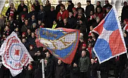  ?? FOTO: LEHTIKUVA/MARKKU ULANDER ?? SPEL I ETTAN? HIFK:s supportrar får vänta med spänning på var deras favoriter spelar nästa säsong.