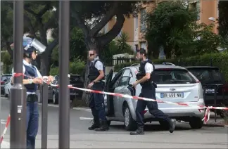  ?? (Photo François Vignola) ?? Les policiers vêtus de gilets pare-balles bloquent le boulevard Paul-Montel à Nice, hier matin, aux abords d’un Casino. Les assaillant­s ont tiré devant le supermarch­é après avoir remonté en courant l’avenue Martin-Luther-King.