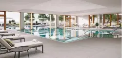  ??  ?? Herzstück des Upstalsboo­m Wellness Resort Südstrand ist die Wellnessla­ndschaft.