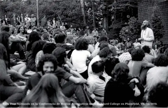  ??  ?? Ram Dass hablando en la Conferenci­a de Medios Alternativ­os en el Goddard College en Plainfield, Vt., en 1970.