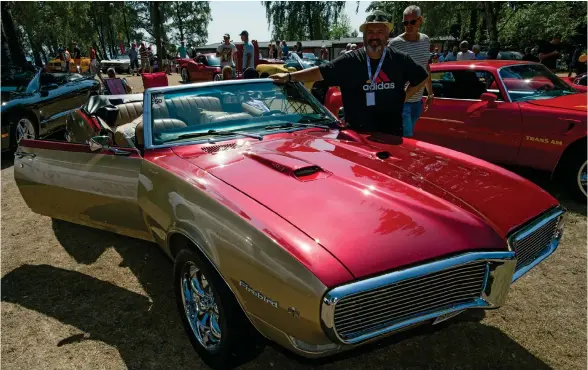  ?? Bild: JOHAN PERSSON ?? LÄCKER LACK. Örjan Andersson från Skene visade för första gången upp sin Pontiac Trans Am från 1968, som han har lackerat om i guld och blodrött. ”Jag ville ha en fin daily driver, men det är klart att det blir lite uppmärksam­het när man parkerar vid mataffären”, säger han.