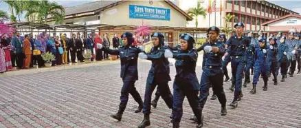  ?? [FOTO HIASAN] ?? Penyertaan pelajar dalam kadet polis membentuk generasi muda berdisipli­n.