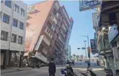  ?? TVBS VIA AP / NTB ?? Skjelvet meldes å være det kraftigste til å ramme Taiwan på 25 år. TV-bilder viser ødelagte bygninger i byen Hualien, øst i landet.
