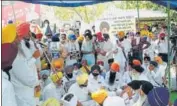  ?? HT PHOTO ?? Activists of Sikh outfits and political parties during a protest at the Kotkapura chowk on Friday.