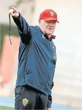  ?? Foto: @U_d_almeria ?? Pepe Mel, durante un entrenamie­nto del Almería.