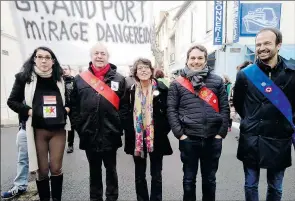  ??  ?? Caroline Forgues, entourée des élus Insoumis régionaux et Européens, à Port la Nouvelle