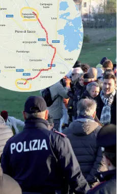  ?? (foto Bergamasch­i) ?? La marcia interrotta Il corteo dei migranti a confronto con le forze dell’ordine. In alto, la mappa del percorso