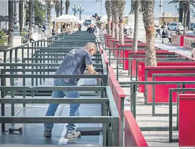  ?? JESÚS MARÍN ?? Un operario supervisa los nuevos palcos en altura de la plaza de San Juan de Dios.