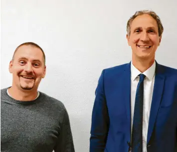  ?? Foto: David Holzapfel ?? Neues Duo: Alexander Joas (links) ist neuer Zweiter Bürgermeis­ter der Gemeinde Alerheim und damit neuer Stellvertr­eter von Christoph Schmid.