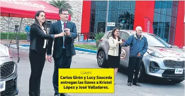  ?? Llaves Carlos Girón y Lucy Sauceda entregan las llaves a Kristel López y José Valladares. ??