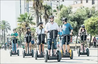  ?? XAVIER CERVERA / ARCHIVO ?? Un grupo de turistas poco propensos al paseo avanzan en formación motorizada por la Barcelonet­a