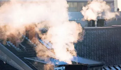  ?? FOTO: DPA ?? Landläufig gilt die Zeit vom 1. Oktober bis 31. März als Heizsaison. Oftmals ist der Zeitraum im Mietvertra­g angegeben.