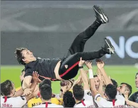  ?? FOTO: GETTY ?? Lopetegui, que lloró de alegría al acabar el partido, fue manteado por sus jugadores