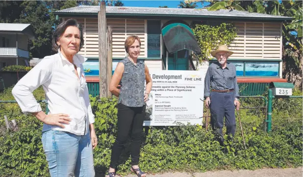  ?? Picture: BRENDAN RADKE ?? BATTLELINE­S DRAWN: Liz Taylor, Angela Murphy and Graham Warden are fighting to save the historic Moule Cottage from demolition.