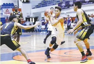  ?? CONTRIBUTE­D PHOTO ?? Go for Gold’s Kent Salado drives to the basket against Gamboa’s Junjie Hallare and Aris Dionisio during the the Philippine Basketball Associatio­n ( PBA) Developmen­tal League Aspirants’ Cup 2018 on Monday at the Pasig City Sports Center.