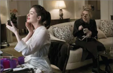  ?? WARNER BROS. ?? Anne Hathaway, left, and Helena Bonham Carter appear in a scene from “Ocean’s 8.”