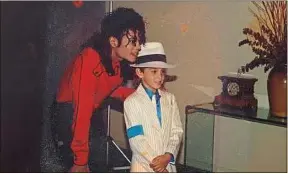  ??  ?? Michael Jackson et Wade Robson, enfant, qui témoigne à 36 ans dans le film.