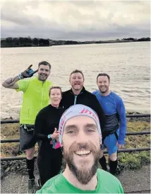  ??  ?? Si Hall (front) with running friend Craig Venske, Michelle Griffiths, David Tully and Ben Leech, at Hollingwor­th Lake
