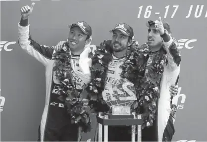  ?? Foto: Eddy Lemaistre (Efe). ?? Kazuki Nakajima, Fernando Alonso y Sebastien Buemi celebran el triunfo.