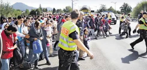  ?? BILD: SN/ANTON PRLIC ?? Die deutsche Polizei empfing die Flüchtling­e an der deutschen Grenze und begleitete sie in großen Gruppen ins Erstaufnah­mezentrum.