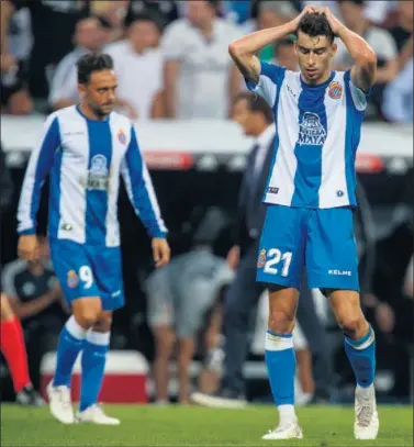  ??  ?? ÚLTIMA DERROTA. Marc Roca y Sergio García se lamentan después de la derrota en el Bernabéu.