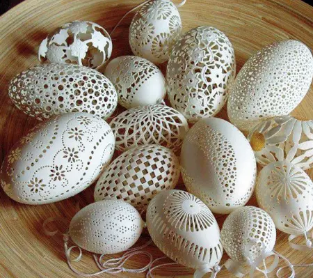  ??  ?? Arte Le uova, svuotate, sono al centro di un particolar­e filone artistico che ne valorizza forma e delicatezz­a forandole e illuminand­ole