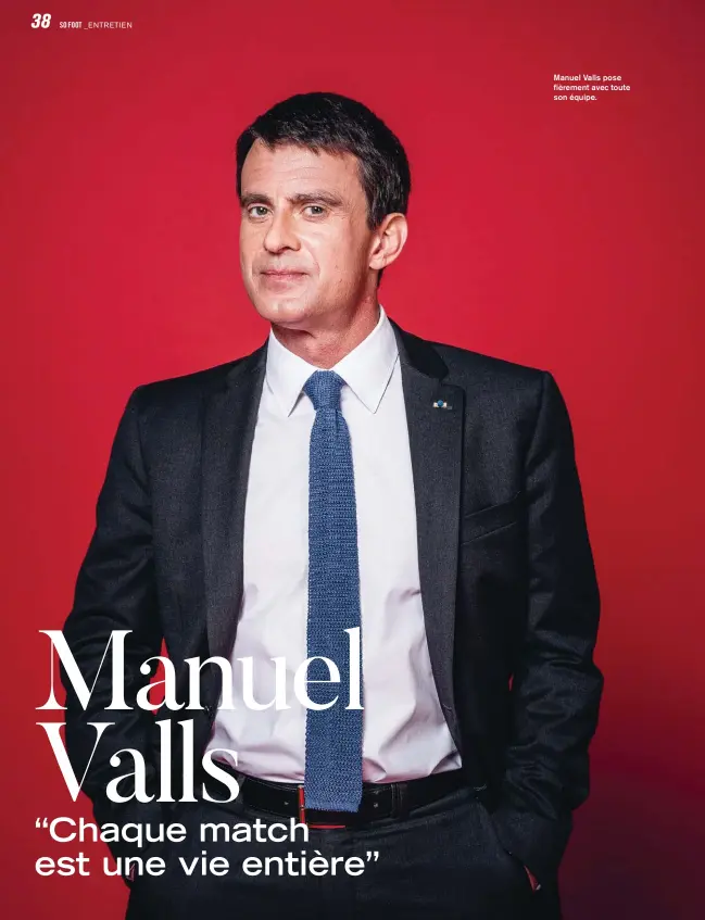  ??  ?? Manuel Valls pose fièrement avec toute son équipe.