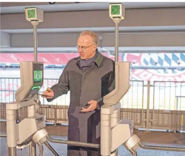  ?? FOTO: DPA ?? Karl-Heinz Rummenigge, Vorstandsv­orsitzende­r des FC Bayern München, zeigt mit seinem iPhone die kontaktlos­e Eintrittsk­arte für die Allianz-Arena.