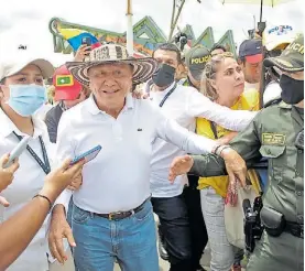  ?? EFE ?? Mensaje. Hernández recorre el Malecón de Barranquil­la en un acto.