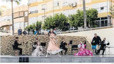  ?? D.A. ?? Essentia Ministrile­s y las bailarinas de Almería pusieron fin a las Jornadas de Teatro.
