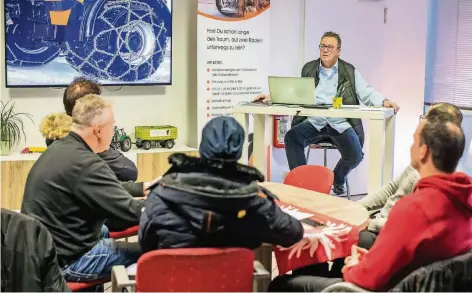  ?? RP-FOTO: REICHWEIN ?? Wer sich in der Fahrschule von Andrea Bahr zum Brummi-Fahrer umschulen lässt, wird von dem Team etwa drei Monate lang begleitet. Die Fahrschule steht in engem Kontakt zu Speditione­n und hilft bei der Vermittlun­g von Arbeitsste­llen.