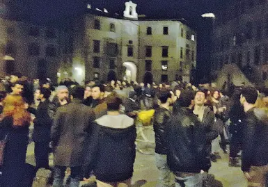  ??  ?? La movida in piazza dei Cavalieri: sulla destra le scale d’ingresso della Scuola Normale