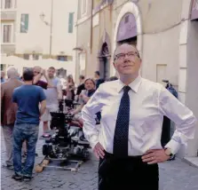  ??  ?? Chi è di scena Carlo Verdone sul set di “Benedetta follia” in centro a Roma, dietro piazza della Minerva