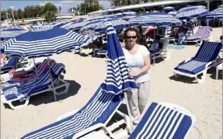  ?? (Photo G.T.) ?? Nathalie, toujours à pied d’oeuvre sur le sable de Bijou Plage, « malgré une épée de Damoclès audessus de la tête. Mon dossier n’a pas réellement été pris en compte », estime-t-elle.