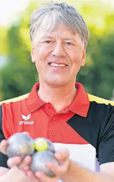  ?? RP-FOTO: DIETRICH JANICKI. ?? Herr der Kugeln: Rainer Weckeck hofft. dass er auch bei den Weltmeiste­rschaften seine Qualitäten als Boulespiel­er zeigen kann.