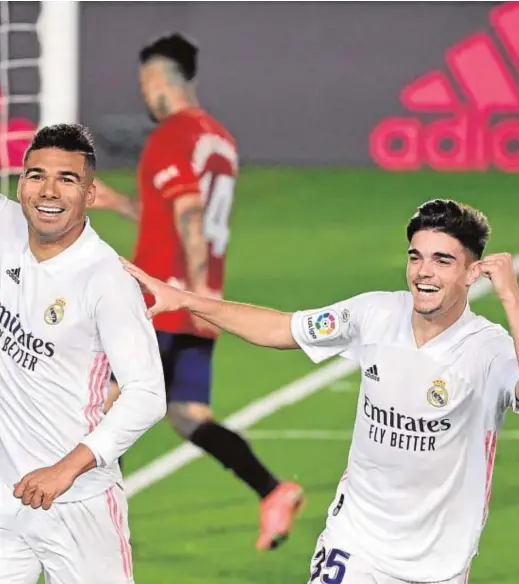  ??  ?? Casemiro, felicitado por Gutiérrez después marcar el segundo gol ante Osasuna