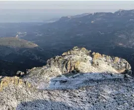 ?? ?? Sierra de Serrella snow
Photos: Escuela de Pilotos La Montaña