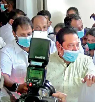  ??  ?? A victorious SLPP leader Mahinda Rajapaksa surrounded by supporters and security officials leaving his Tangalle residence, Carlton, on
Thursday for Colombo to attend to post-poll matters.