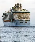  ?? DANIEL A. VARELA dvarela@miamiheral­d.com ?? Royal Caribbean Internatio­nal’s Freedom of the Seas passes South Pointe Pier for a simulated voyage on June 20.