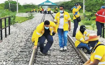  ?? Cortesía ?? Los extrabajad­ores de Cerrejón en la vía férrea donde protestan.